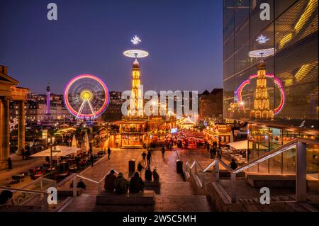 Marché de Noël avec pyramide de Noël, reflet dans le musée d'art, Cube, grande roue, Nouveau Palais, place du Palais, heure bleue, Stuttgart Banque D'Images