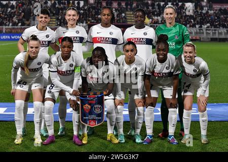 Les joueuses du Paris Saint Germain posent pour une photo d’équipe lors du match de la phase de groupes C de la Ligue des champions féminine entre L’AS Roma et le Paris Saint Germain au stade tre fontane, Rome (Italie), le 20 décembre 2023. Banque D'Images