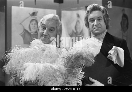 Enregistrement pour l'émission télévisée Mounties, avec Piet Bambergen (l) et René van Vooren ca. 21 décembre 1972 Banque D'Images