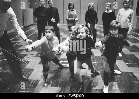 École d'escrime 'Tocato' à Zandvoort, élèves de l'école d'escrime ca. 8 janvier 1963 Banque D'Images