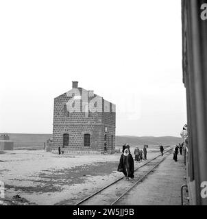 Arrêt de train à une gare dans un désert du Moyen-Orient ca. 1950-1955 Banque D'Images