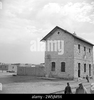 Arrêt de train à une gare dans un désert du Moyen-Orient ca. 1950-1955 Banque D'Images