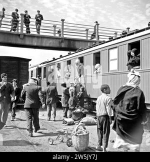 Passagers à une gare dans le Moyen-Orient ca. 1950-1955 Banque D'Images