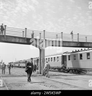 Passagers à une gare dans le Moyen-Orient ca. 1950-1955 Banque D'Images