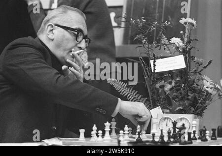 Tournoi d'échecs des hauts fourneaux. Le grand maître chilien Herman Pilnik. Pilnik contre David Bronstein ca. 8 janvier 1963 Banque D'Images