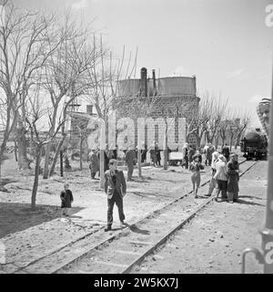 Passagers à une gare ca. 1950-1955 Banque D'Images