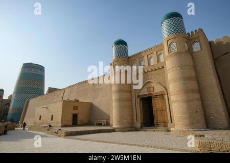 Khiva, Ouzbékistan - 15 décembre 2023 : Forteresse de Kuhna Ark dans la vieille ville de Khiva, Ouzbékistan. Banque D'Images