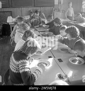 Les élèves mangent de la soupe aux pois à l'école ca. 8 janvier 1963 Banque D'Images