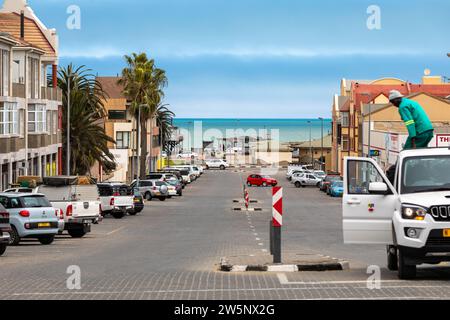 Swakopmund, Namibie - 28 septembre 2023 : l'océan Atlantique est vu au bout d'une route principale dans la ville de Swakopmund, Namibie. Banque D'Images