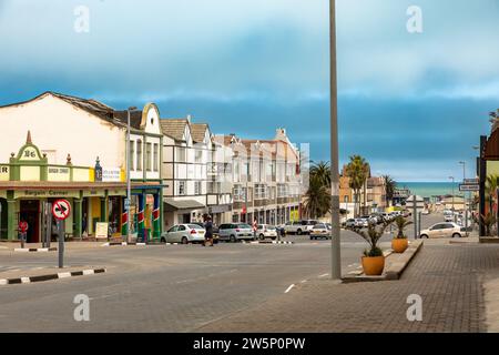 Swakopmund, Namibie - 28 septembre 2023 : l'océan Atlantique est vu au bout d'une route principale dans la ville de Swakopmund, Namibie. Banque D'Images