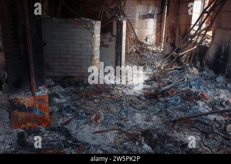 Le magasin de vélos a brûlé au sol à cause des bombardements. Irpin, région de Kiev, 2022. Conséquences de l'invasion militaire russe de l'Ukraine. Banque D'Images