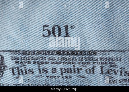 Gros plan sur les détails du nouveau LEVI'S 501 Jeans à l'intérieur. Étiquetez et estampillez LEVI'S. Jean classique modèle Levi Strauss sur le dessous de la Banque D'Images