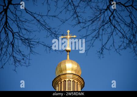 Kiev, Ukraine. 20 décembre 2023. Une croix brille sur un dôme de la cathédrale Sainte-Sophie dans la zone nationale de conservation Sainte-Sophie de Kiev par une journée ensoleillée à Kiev, en Ukraine, le 20 décembre 2023. INUTILE RUSSIE. PAS D'UTILISATION BIÉLORUSSIE. (Photo par Ukrinform/NurPhoto) crédit : NurPhoto SRL/Alamy Live News Banque D'Images