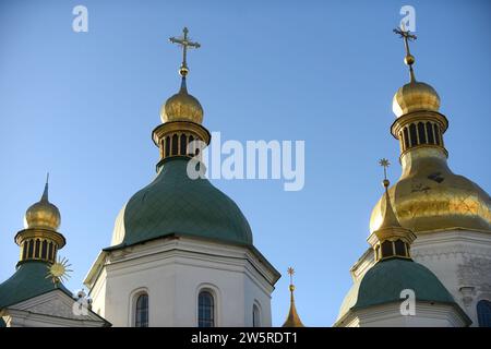 Kiev, Ukraine. 20 décembre 2023. Les dômes de la cathédrale Sainte-Sophie sont vus dans la zone de conservation nationale Sainte-Sophie de Kiev par une journée ensoleillée à Kiev, en Ukraine, le 20 décembre 2023. (Photo par Ukrinform/NurPhoto) crédit : NurPhoto SRL/Alamy Live News Banque D'Images