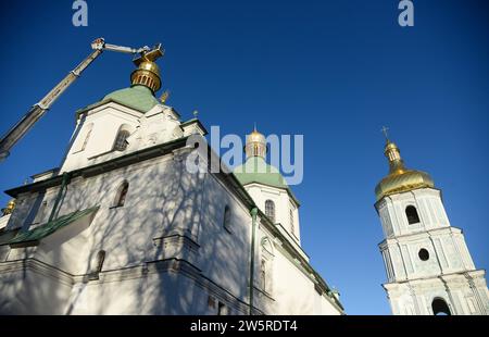 Kiev, Ukraine. 20 décembre 2023. Un AWP est utilisé pour installer une croix sur un dôme lors de la reconstruction de la cathédrale Sainte-Sophie dans la zone de conservation nationale Sainte-Sophie de Kiev par une journée ensoleillée à Kiev, en Ukraine, le 20 décembre 2023. INUTILE RUSSIE. PAS D'UTILISATION BIÉLORUSSIE. (Photo par Ukrinform/NurPhoto) crédit : NurPhoto SRL/Alamy Live News Banque D'Images