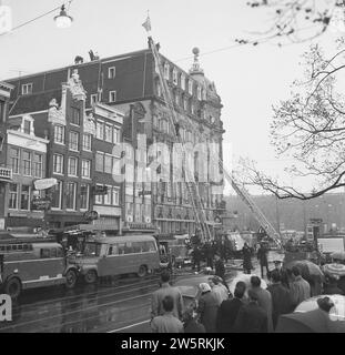 Fire in Victoria Hotel à Amsterdam, vue d'ensemble des pompiers luttant contre l'incendie ca. 23 avril 1964 Banque D'Images