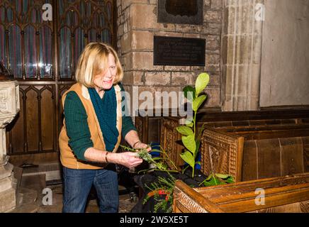 Noël 2023 exposition de fleurs à All Saints Church, East Budleigh. Banque D'Images