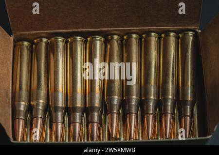 Boîte avec cartouches 5.56x45mm fusil, photo en gros plan. Photo de haute qualité Banque D'Images