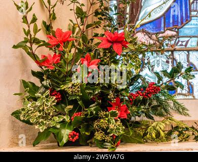 Noël 2023 exposition de fleurs à All Saints Church, East Budleigh. Banque D'Images