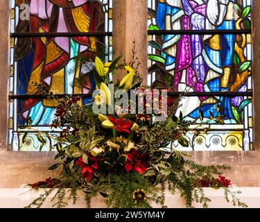 Noël 2023 exposition de fleurs à All Saints Church, East Budleigh. Banque D'Images