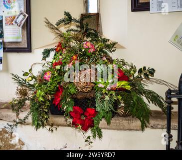 Noël 2023 exposition de fleurs à All Saints Church, East Budleigh. Banque D'Images