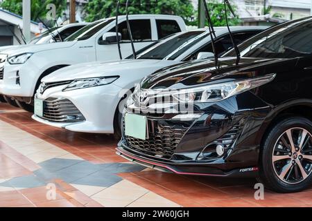 Toyota noir et blanc dans le parking d'un centre automobile. Thaïlande, Bangkok 06 décembre 2023 Banque D'Images