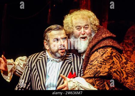 de gauche à droite : Alan Opie (Ford), Benjamin Luxon (Sir John Falstaff) in FALSTAFF at English National Opera (ENO), London Coliseum, London WC2 17/02/1994 musique : Giuseppe Verdi livret : Arrigo Boito Traduction anglaise : Amanda Holden chef d'orchestre : Andrew Litton design : Marie-Jeanne Lecca éclairage : Paul Pyant réalisateur : David Pountney Banque D'Images