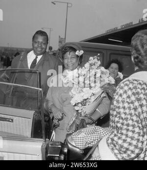 Arrivée Ella Fitzgerald et Oscar Peterson (à gauche) à Schiphol ca. 24 avril 1964 Banque D'Images