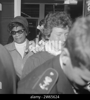 Arrivée Ella Fitzgerald et Oscar Peterson à Schiphol. Ella Fitzgerald (avec des lunettes) ca. 24 avril 1964 Banque D'Images