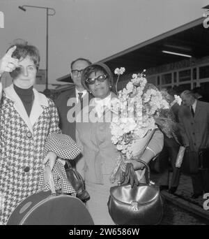 Arrivée Ella Fitzgerald et Oscar Peterson à Schiphol. Ella Fitzgerald avec des fleurs ca. 24 avril 1964 Banque D'Images