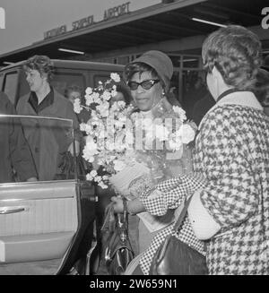 Arrivée Ella Fitzgerald et Oscar Peterson à Schiphol. Ella Fitzgerald avec des fleurs ca. 24 avril 1964 Banque D'Images