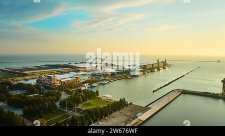 Navy Pier sur le lac Michigan au lever du soleil avec antenne de Ferris Wheel à l'aube, Chicago, il Banque D'Images