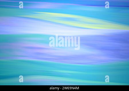Fond de mouvement flou pastel abstrait avec des lignes lisses dans les tons de bleu, vert et jaune transmettant un sentiment de mouvement calme Banque D'Images