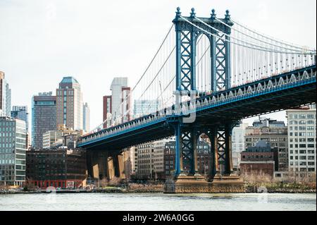 Paysage pittoresque de suspension Manhattan Bridge traversant East River près des bâtiments modernes et des gratte-ciel à New York Banque D'Images