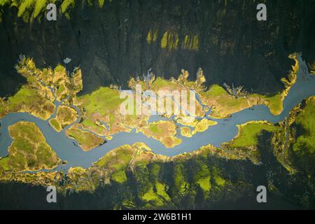 Vue de dessus image de drone à couper le souffle vue de drone de l'estuaire de la rivière sinueuse au milieu des montagnes de terrain vert en Islande Banque D'Images