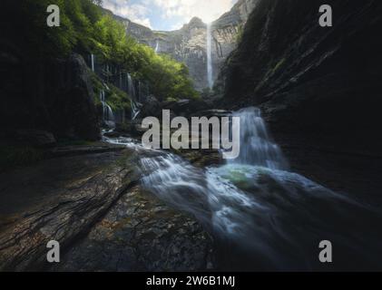 Une scène de nature sereine avec des cascades à Salto del Nervion, Alava, le plus grand saut d'eau en Espagne avec une chute de 222 mètres. Banque D'Images