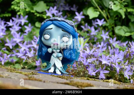 Funko Pop figure d'action d'Emily du film d'animation gothique sombre de fantaisie Corpse bride. Fleurs bleues, mousse, route de pierre, jardin mystérieux, mariage. Banque D'Images