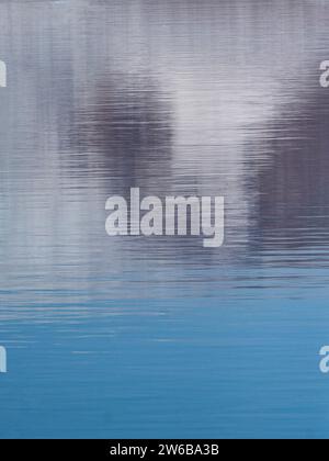 Surface de l'eau avec reflets d'iceberg dans un fjord au Groenland Banque D'Images