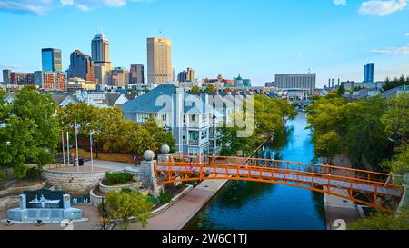 Vue aérienne du canal urbain avec le pont Orange et la Skyline de la ville Banque D'Images