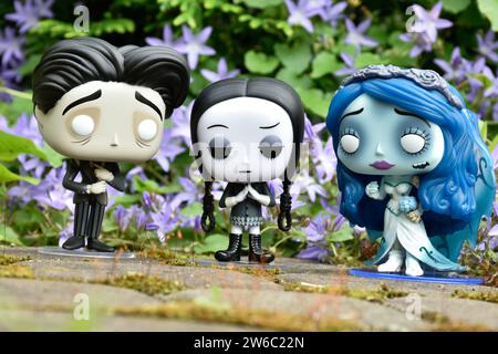 Funko Pop figurines d'action de Victor et Emily de sombre fantasy gothique film d'animation Corpse bride et mercredi Addams. Fleurs bleues, mousse, route de pierre. Banque D'Images