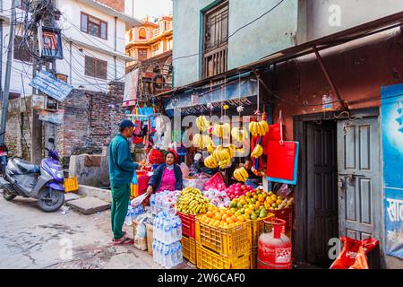Petit magasin local de bord de route et commerçant vendant des fruits et des provisions générales dans le district de Pashupatinath, Katmandou, capitale du Népal Banque D'Images