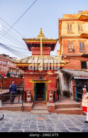 Scène typique de stupa et de rue à Mitrapark, district de Pashupatinath, Katmandou, capitale du Népal Banque D'Images