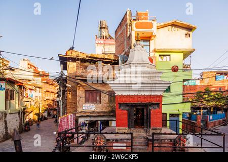 Scène typique de stupa et de rue à Mitrapark, district de Pashupatinath, Katmandou, capitale du Népal Banque D'Images