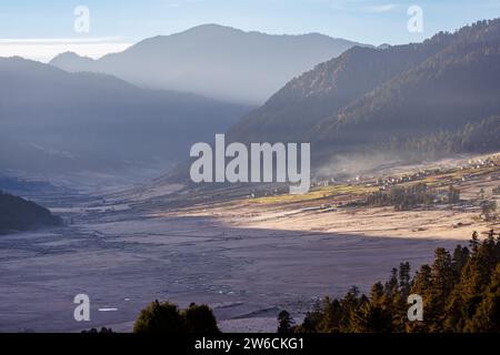 Site Ramsar de Gangtey-Phobji dans la vallée de Phobjikha, dans le district de Wangdue Phodrang, au centre du Bhoutan, sous la lumière du matin et la brume au lever du soleil Banque D'Images