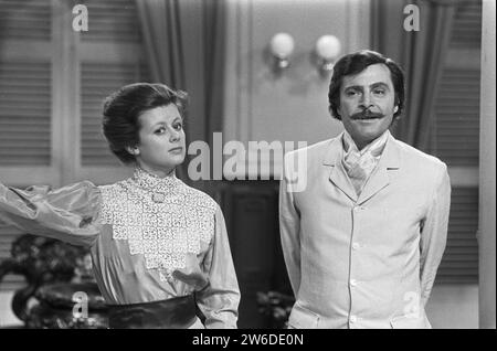 Jeu TV de Stille Kracht (AVRO), Petra Laseur et ton Kuyl ca. 4 janvier 1973 Banque D'Images