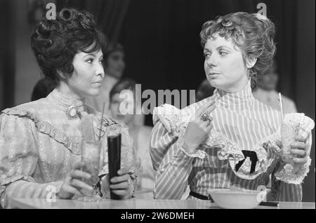 Jeu TV de Stille Kracht (AVRO), CISCA Triezenberg (l) et Ingeborg Elzevier ca. 4 janvier 1973 Banque D'Images