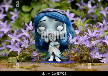 Funko Pop figure d'action d'Emily du film d'animation gothique sombre de fantaisie Corpse bride. Fleurs bleues, mousse, route de pierre, jardin mystérieux, mariage. Banque D'Images