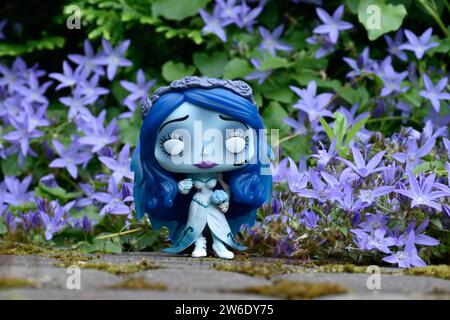 Funko Pop figure d'action d'Emily du film d'animation gothique sombre de fantaisie Corpse bride. Fleurs bleues, mousse, route de pierre, jardin mystérieux, mariage. Banque D'Images