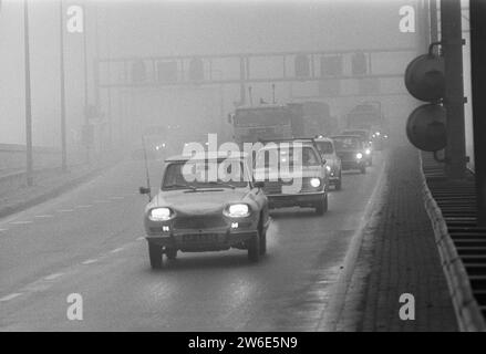 Brouillard, voitures dans le brouillard sur la route de campagne ca. 5 janvier 1973 Banque D'Images