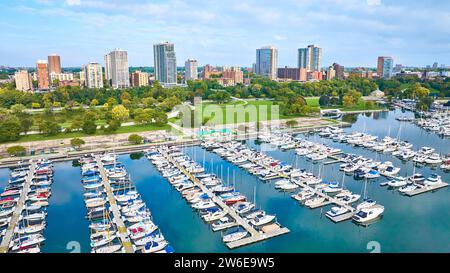 Vue aérienne de Marina avec voiliers et parc urbain contre City Skyline Banque D'Images